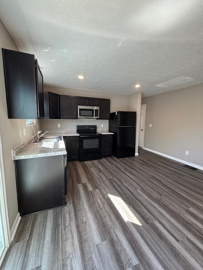 Building Photo - 2202 Pine Valley Dr