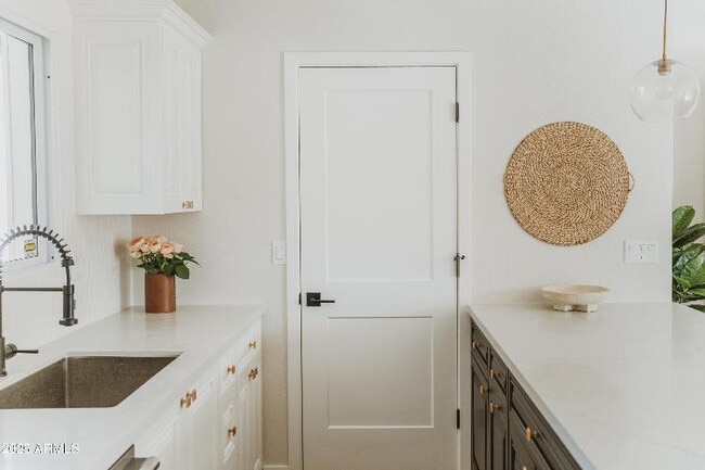 Building Photo - 8737 E Rose Ln