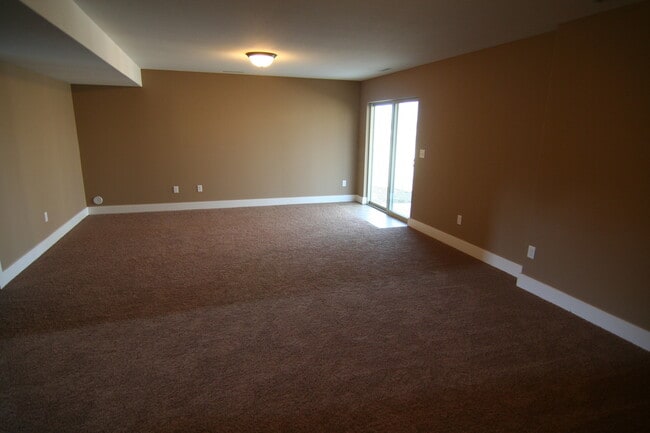 Building Photo - 4 Bedroom, 3 bath close to University and ...