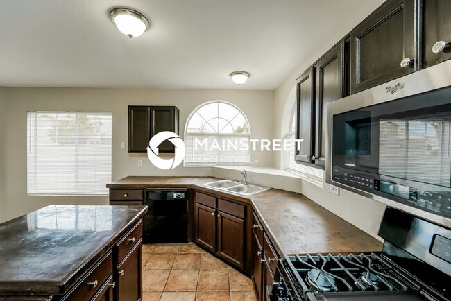 Building Photo - 6730 W Nueva Vista Dr