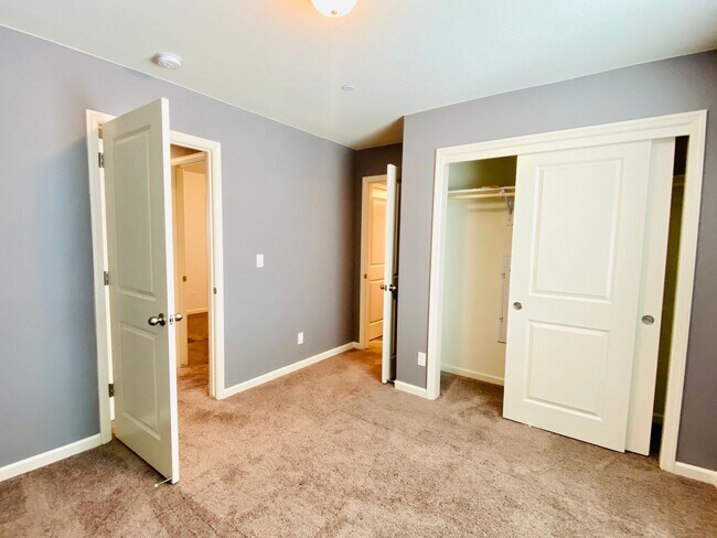 Building Photo - $2,395 Belmont & Fowler, 3 Bedroom - N Eli...