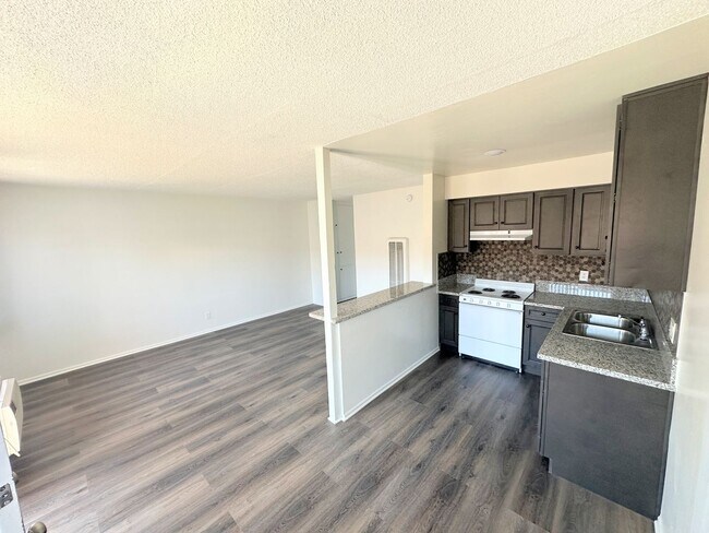 Building Photo - Nicely updated 1bd/1ba with parking included! Laundry on site!!
