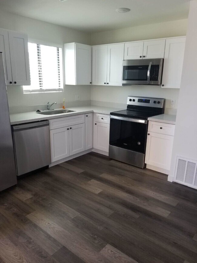 Building Photo - Charming Ground-Level 2BR/1BA with Private Patio Backyard