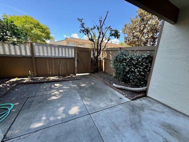 Building Photo - Gorgeous Walnut Creek Townhome 2 bedroom, 2.5 bath with 1 car garage in Sunset Park