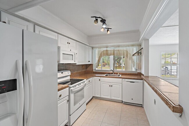 Building Photo - 5570 Tamberlane Cir