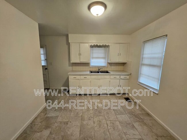 Building Photo - 1528 SE Riverside Dr