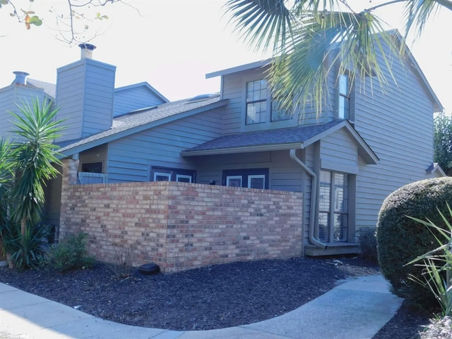 Building Photo - 389 Clubhouse Dr