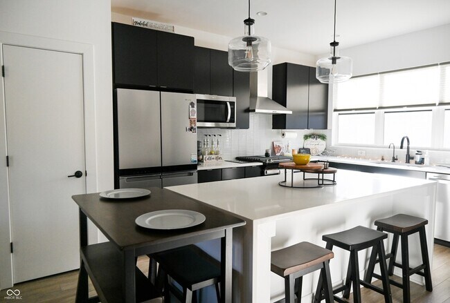 Building Photo - 1722 Alvord St