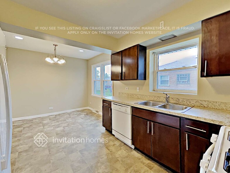 Building Photo - 10111 S 53rd Ave