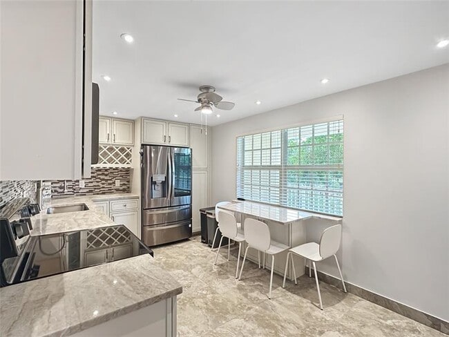 Building Photo - 3505 Oaks Way