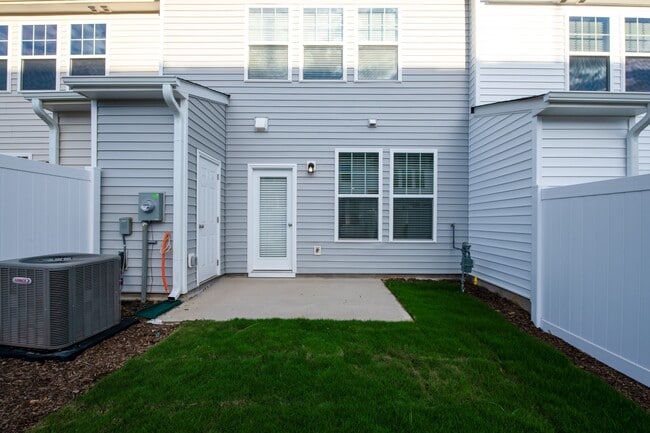 Building Photo - 3 Bedroom Townhome with Garage Angier