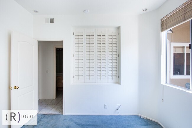 Building Photo - Fully Furnished 3be/3ba Home in Desirable ...