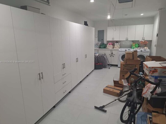 Building Photo - 13437 SW 44th Ln