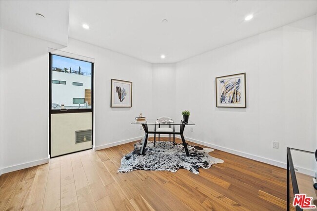 Building Photo - 1327 N Fuller Ave