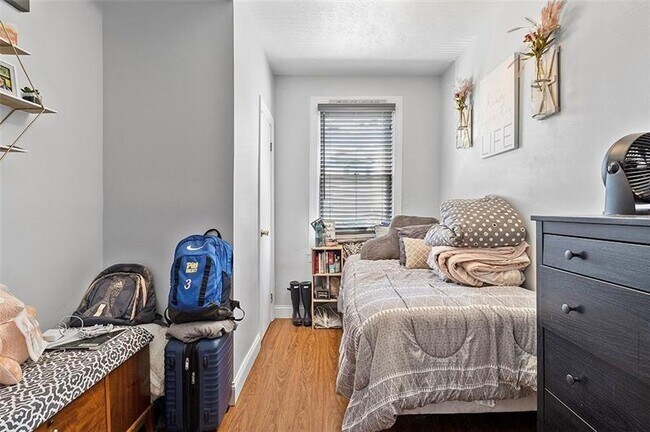 Building Photo - 858 Western Ave