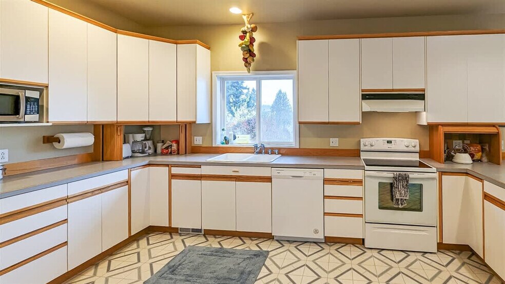 Building Photo - 123 E Bachelor Rock Dr