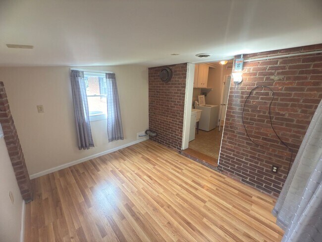 Building Photo - Charming 3-Bedroom Home + Bonus Room in Prime Niskayuna Location!