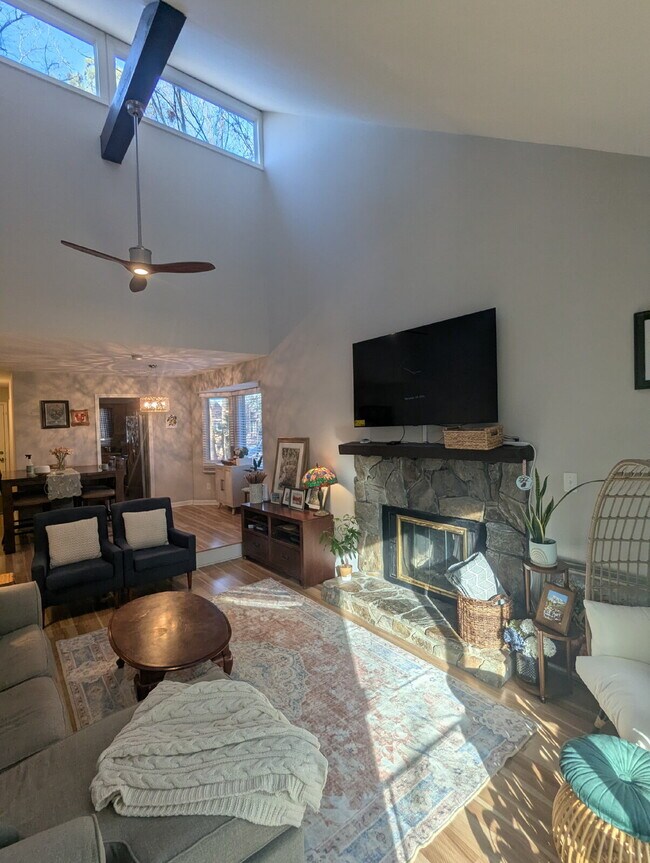 Building Photo - Cozy 2 Bedroom Unit in Raleigh!