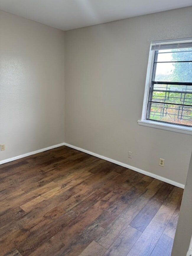 Building Photo - 719 Acorn Dr
