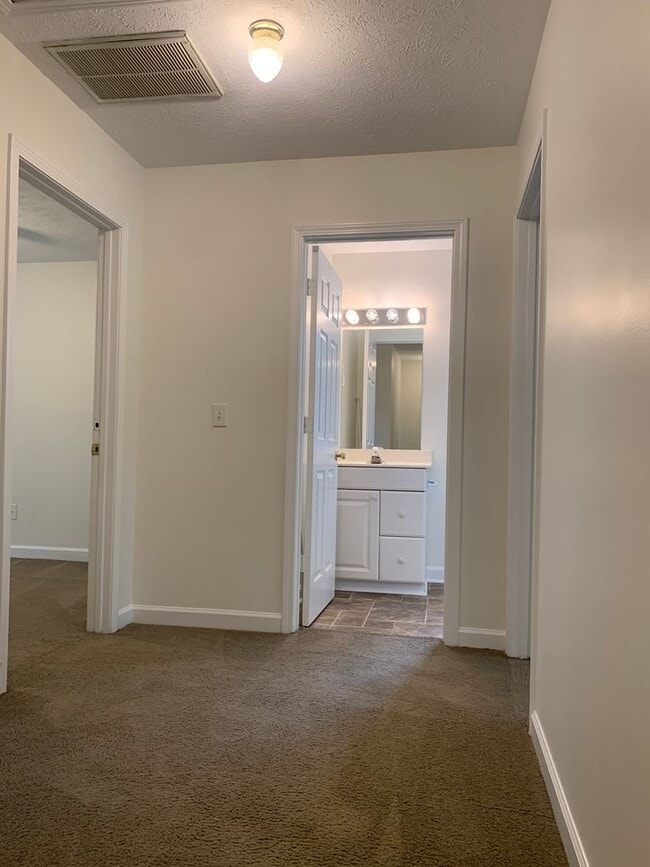 Building Photo - 3 Bedroom 2 Bath House on Hillsdale Drive