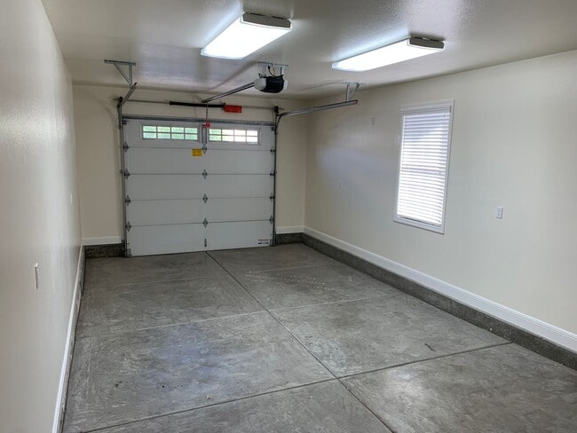 Building Photo - Stunning 4 bedroom, 2 Bath Tracy Home / Best Property Management