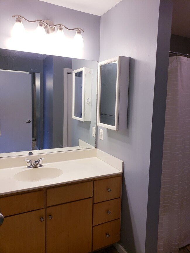 Building Photo - 1 bedroom condo conveniently located in up...