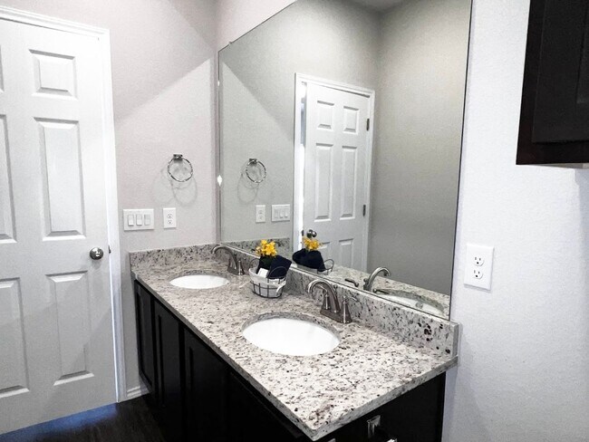 Building Photo - Luxury Duplex | 3 Bed/2 Bath | 1-Story | Covered Deck | Near Randolph AFB & Ft Sam