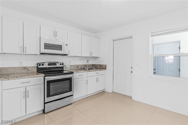 Building Photo - 4839 Tudor Dr