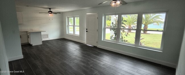 Building Photo - 216 NE 3rd St