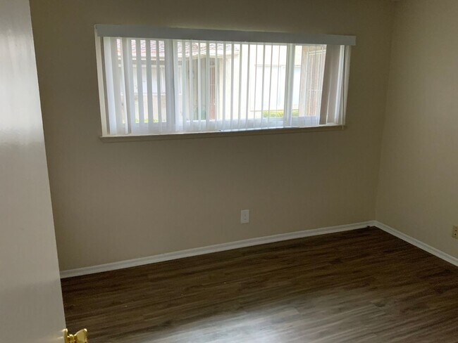 Building Photo - 2584 Yardarm Ave