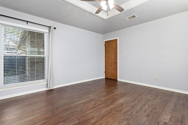 Building Photo - 6760 Gladys Ave