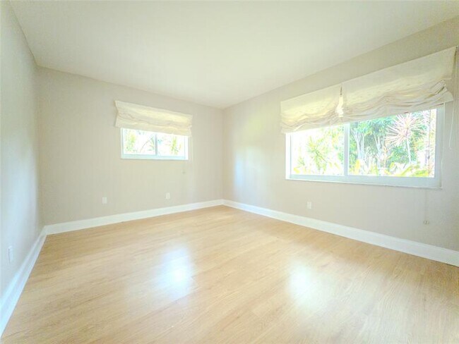 Building Photo - 560 SW 62nd Ave