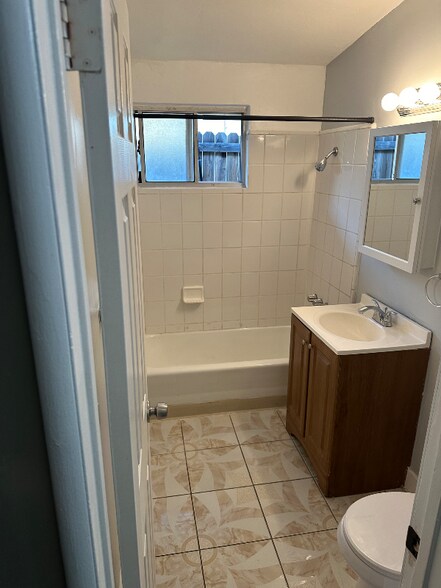 Building Photo - 260 E 46th St