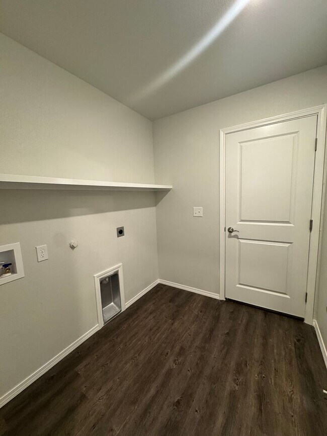 Building Photo - New build "Be the 1st to live THERE" 3/2/2 CISD 1/2 off special 1st month's rent