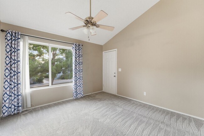 Building Photo - Beautifully maintained 3-bedroom, 2.5-bath Condo in the heart of Phoenix!