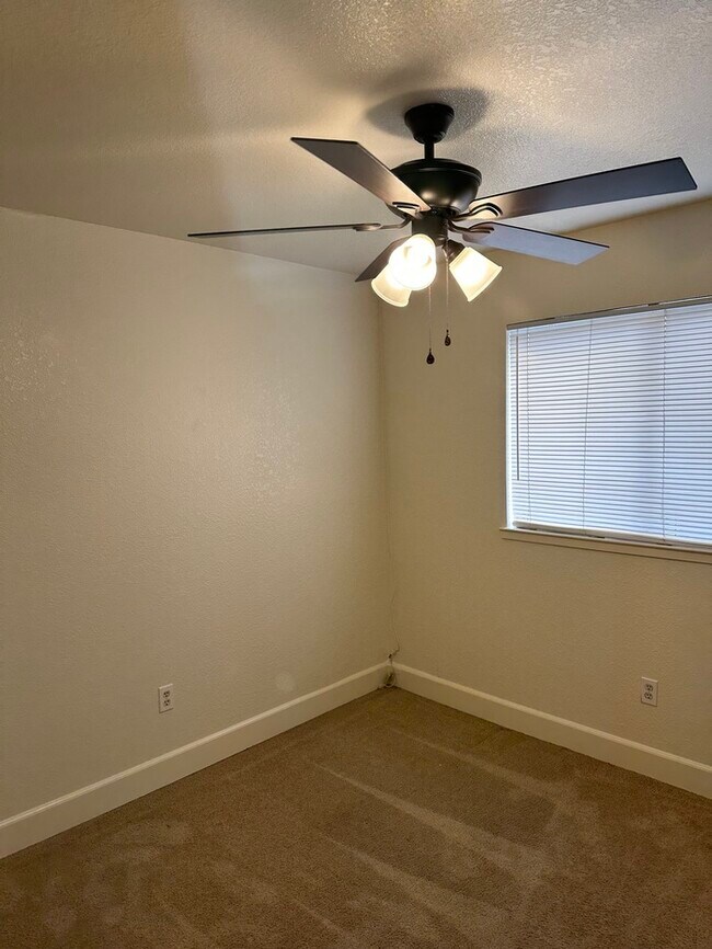 Building Photo - MODESTO 3 BEDROOM 2 BATH HOME