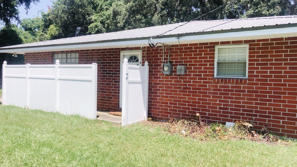 Building Photo - 3033 Parkwood Dr