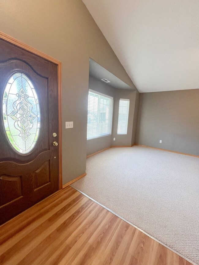 Building Photo - Three Bedroom, Two Bath House in Southview