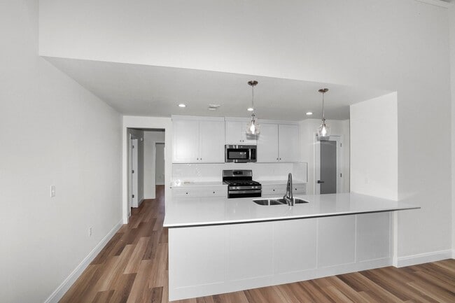 Building Photo - 7624 Woodford Ave