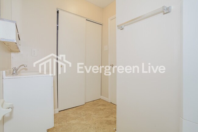 Building Photo - 307 W Martindale Rd