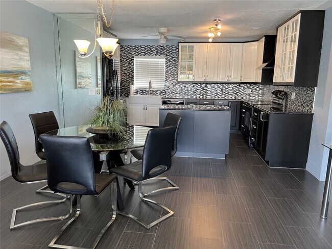 Building Photo - 999 N Riverside Dr