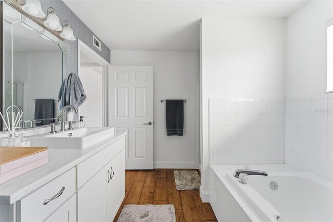 Building Photo - 13838 Fairway Island Dr