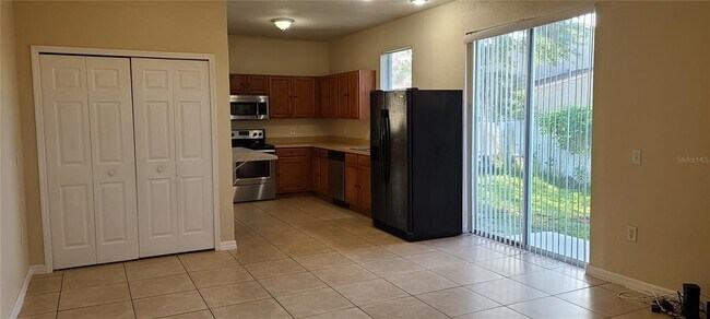 Building Photo - 405 Majestic Way