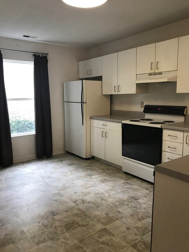 Building Photo - 3BR/2.5BA Yearly Rental on the North End!