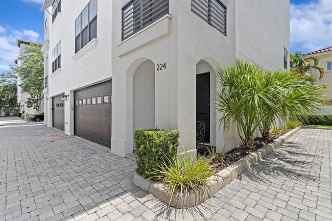 Building Photo - 224 S Audubon Ave