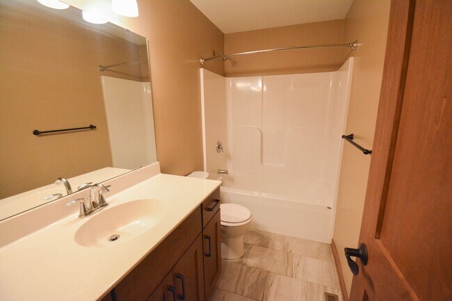 Building Photo - Beautiful and Spacious 4 Bedroom 3 Bath Av...