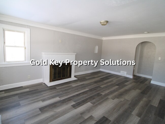 Building Photo - Roomy 3 BR 1 BA House with 2 Covered Porches and Garage (SECTION 8 APPROVED)