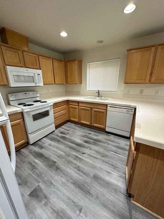 Building Photo - Super Clean 3 Bedroom Home -   Pet Conside...