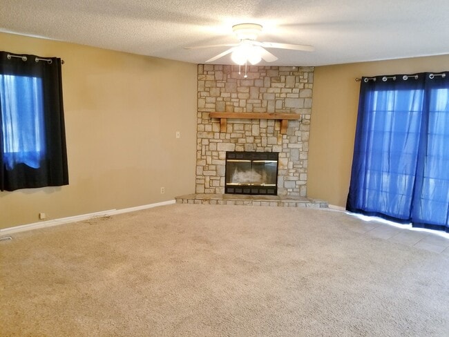 Building Photo - Big, nice ranch style home near major Tope...