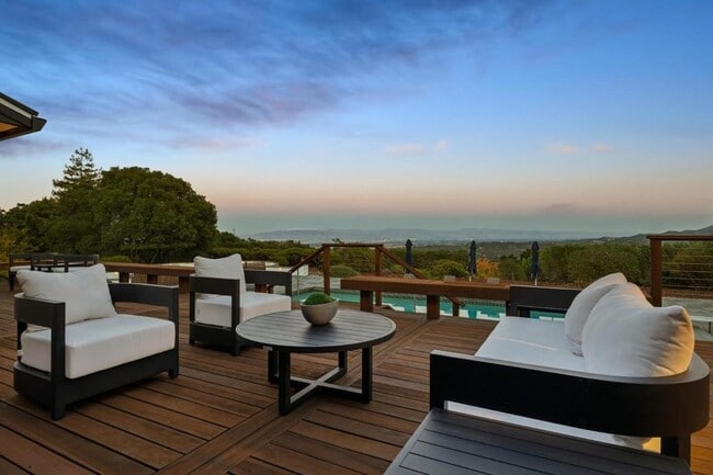 Building Photo - 6 Friars Ln